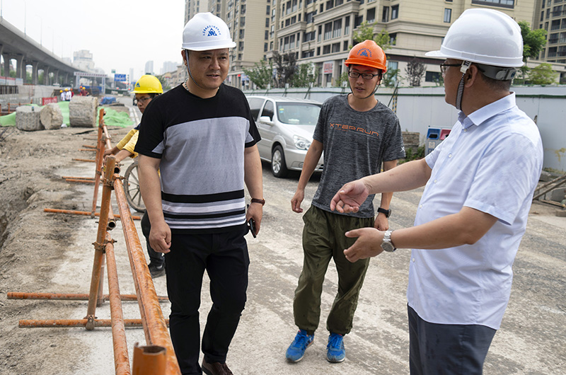 市交通工程質(zhì)量執(zhí)法大隊(duì)、市高架辦相關(guān)技術(shù)人員與施工方在現(xiàn)場(chǎng)研究會(huì)商施工中遇到的問題.jpg