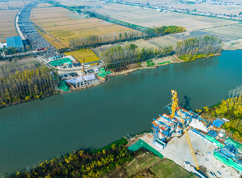 3、跨通榆河特大橋東主墩下部結(jié)構(gòu)施工結(jié)束，并完成制箱梁節(jié)段2個(gè)；西主墩樁基全部完成，即將開(kāi)始承臺(tái)施工.jpg
