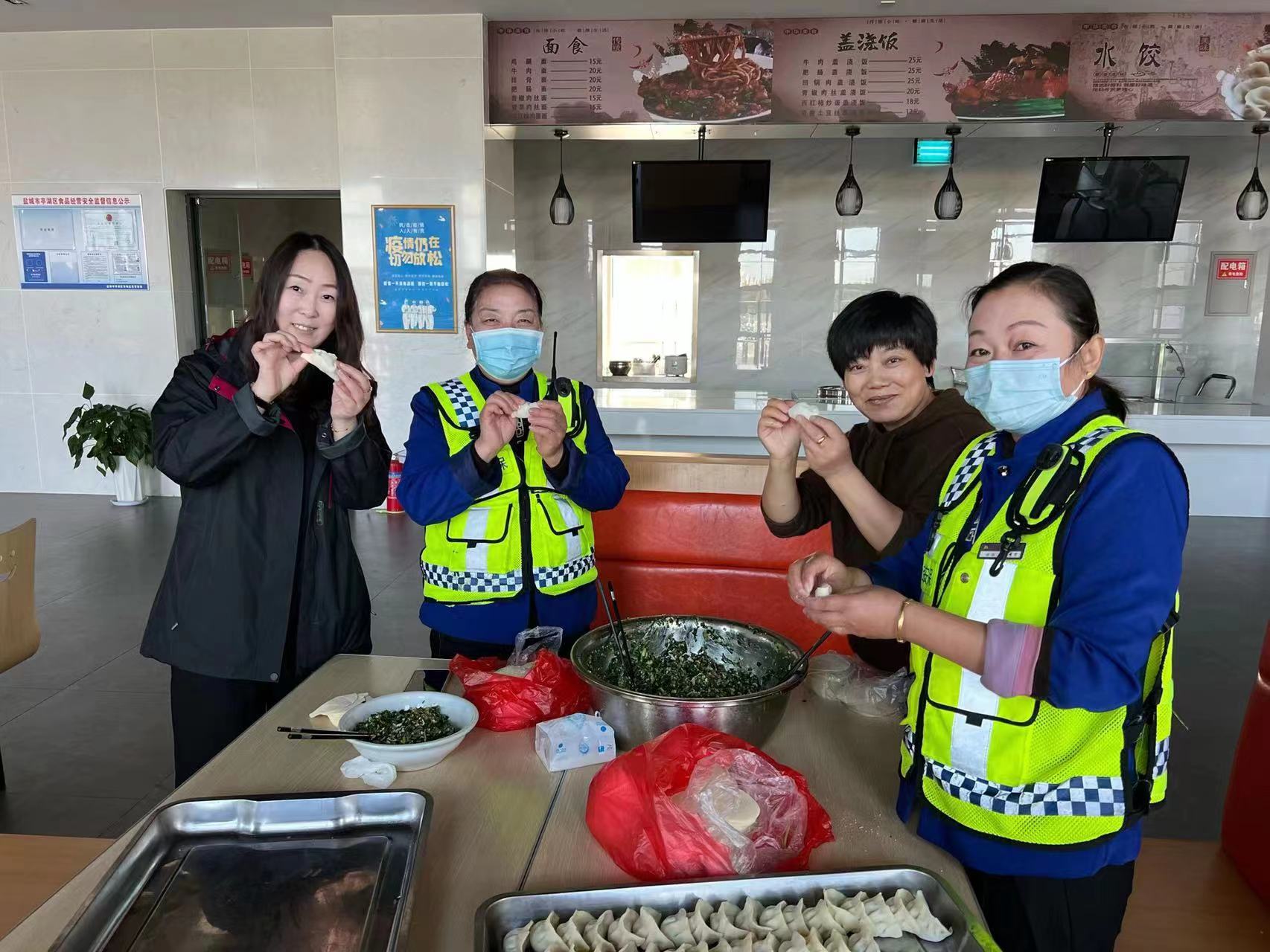 公路服務(wù)公司包餃子.jpg 公路服務(wù)公司包餃子.jpg