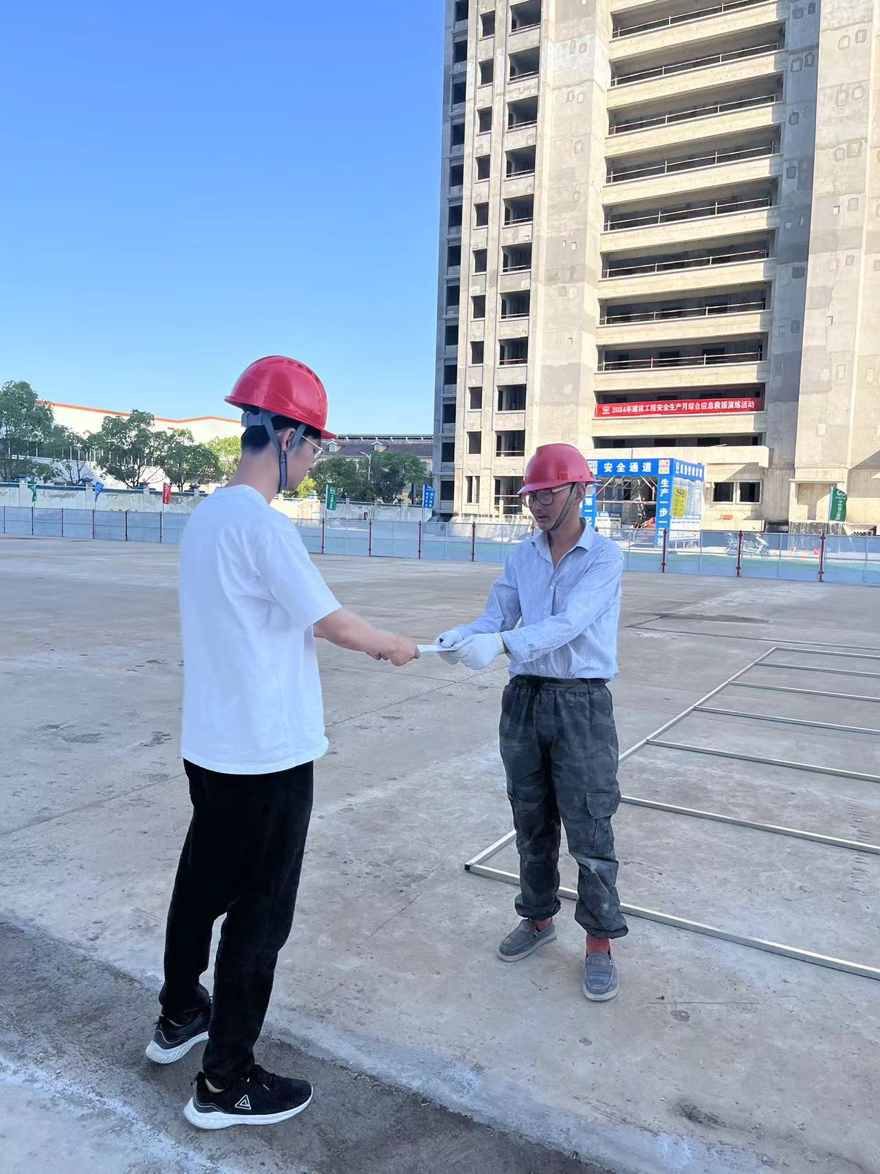 誠(chéng)信文化宣傳進(jìn)工地”活動(dòng) (2).jpg 誠(chéng)信文化宣傳進(jìn)工地”活動(dòng) (2).jpg