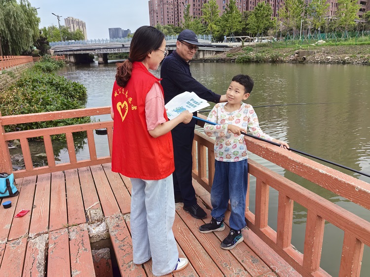 7月19日，三分公司黨支部組織黨員志愿者走進金水灣社區(qū)開展以“志愿服務(wù)進社區(qū)  護河愛水齊參與”為主題的環(huán)境保護志愿服務(wù)活動，用實際行動幫助社區(qū)做好轄區(qū)內(nèi)河道的環(huán)境衛(wèi)生整治工作。4.jpg