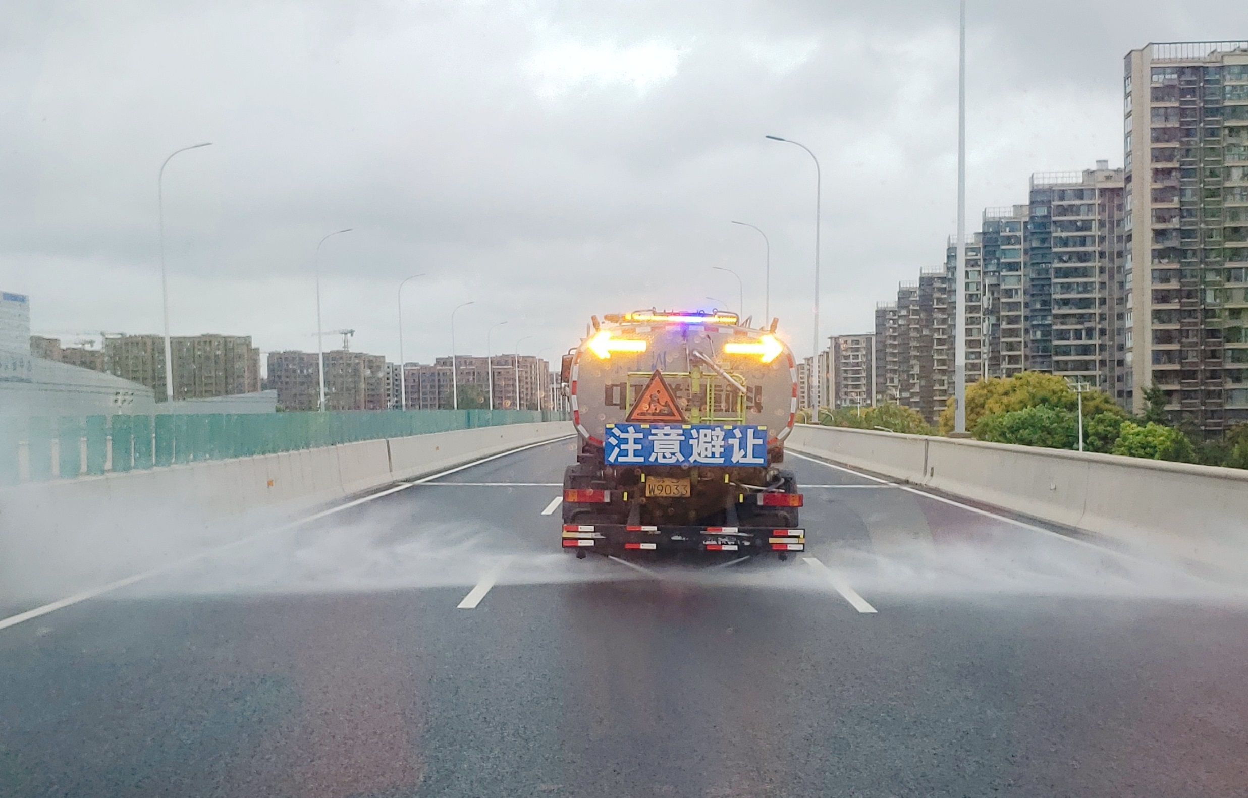 路面沖洗.jpg 路面沖洗.jpg