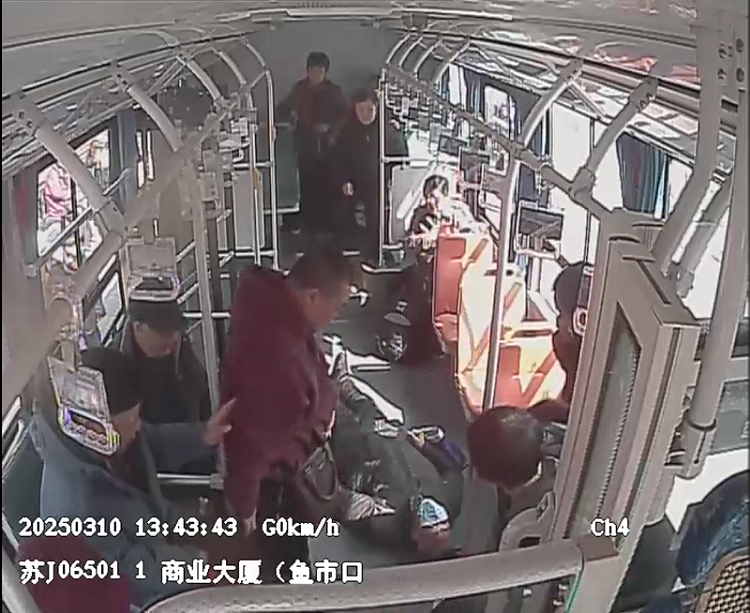 1-1路車(chē)廂內(nèi)老人暈倒.png