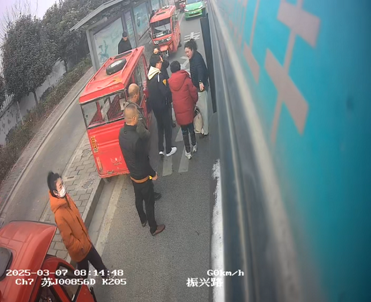 程楊攙扶視障乘客上出租車(chē).png