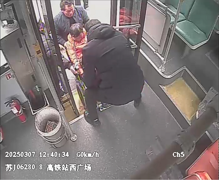 5-徐俊濤幫抬輪椅下車(chē).png