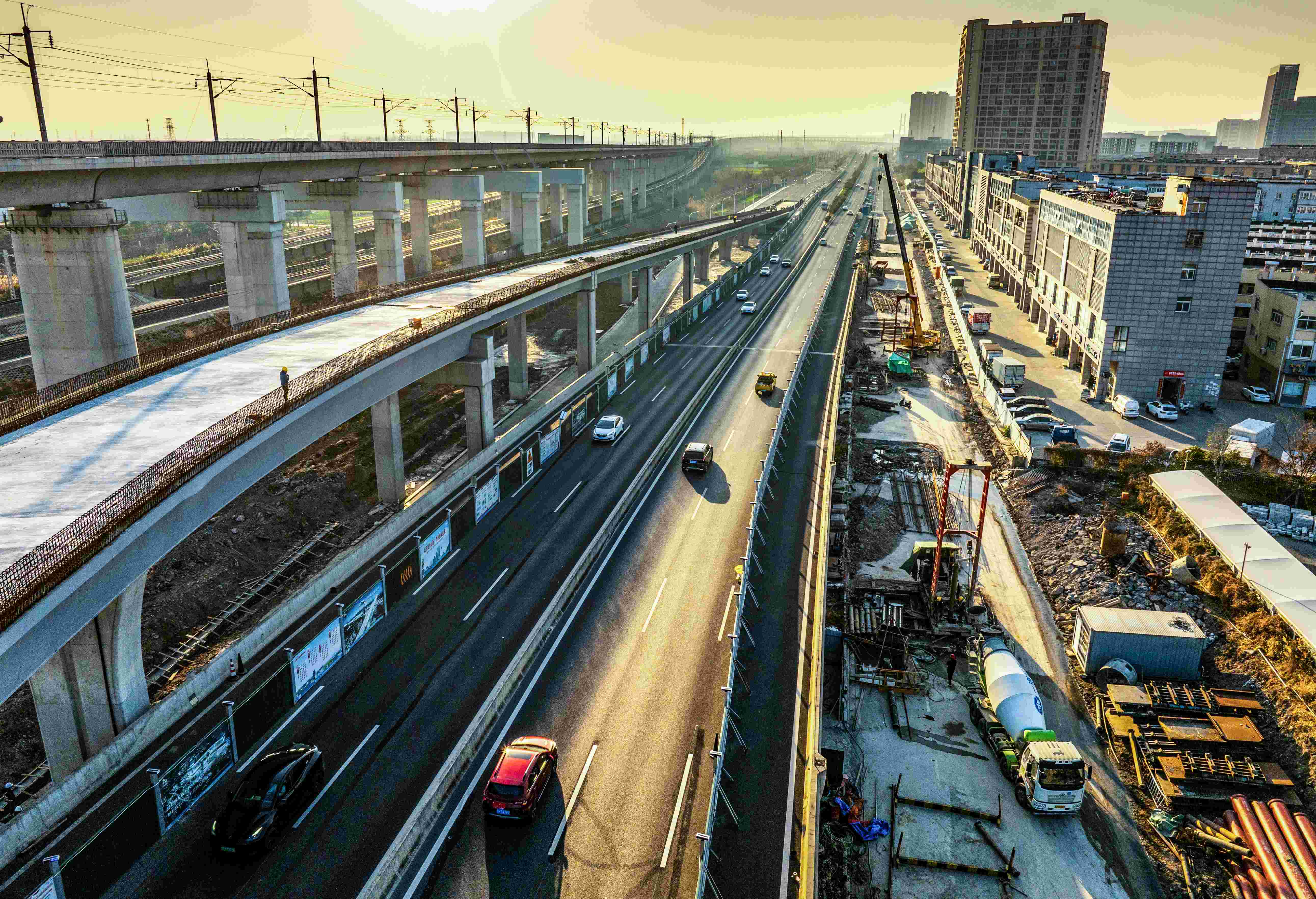 高架四期新業(yè)路高架與高架一期范公路高架轉(zhuǎn)接匝道正在施工.jpg